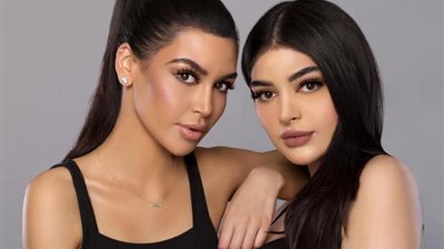 على طريقتها الخاصة.. كيم كارداشيان تستمتع بأشعة الشمس مع شقيقتها