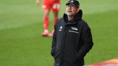 فيردر بريمن الألماني قد يطيح بمدربه كوفيلدت خلال ساعات