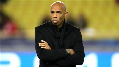 شيرر وهنري أول لاعبين ينضمان لقاعة مشاهير الدوري الإنجليزي الممتاز