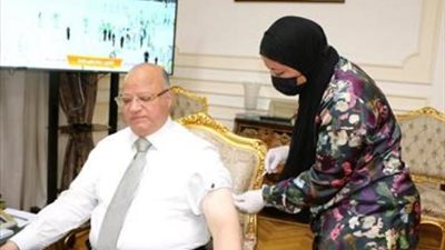 محافظ القاهرة يتلقى لقاح فيروس كورونا