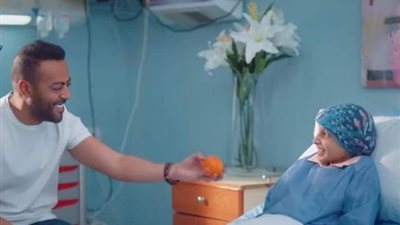 ”عمري ما اتريقت على حد سليم علشان أتريق على مريض”.. تامر عاشور يرد على انتقادات صورته مع مريضة السرطان