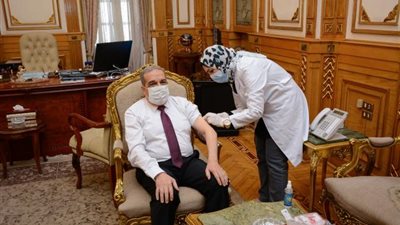 وزير الدولة للإنتاج الحربى يتلقى لقاح فيروس كورونا