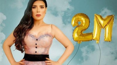 بفستان أنيق.. عبير صبري تحتفل بـ 2 مليون متابع على ”إنستجرام”