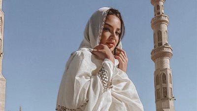 بركاتك يا نجمة.. جوهرة بالحجاب وعباءة بيضاء فى أحد المساجد