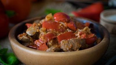 «زي المطاعم».. تعرفي على كيفية تحضير طاجن الكبدة بالطماطم