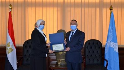 محافظ الإسكندرية يكرم رئيسي حي غرب والمنتزه أول