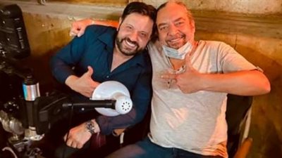 إدوارد مع أحمد نادر جلال في كواليس تصوير مسلسل ”كوفيد 25”