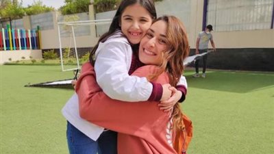 أمينة خليل برفقة الطفلة ريم عبد القادر في كواليس تصوير مسلسل ”خلي بالك من زيزي”