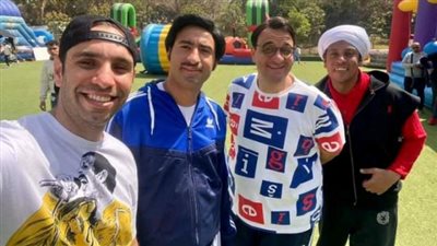 علي ربيع وأحمد الشامي في كواليس تصوير مسلسل ”أحسن أب”