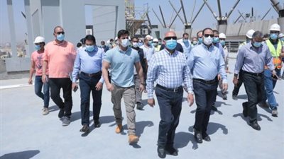 وزير النقل يتفقد أعمال تنفيذ القطار الكهربائي