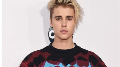 مشهد صادم.. لماذا وضع جاستن بيبر قدمي زوجته على خديه؟