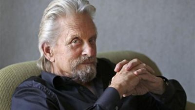 بكلمات مؤثرة.. مايكل دوجلاس ينعى زوجة أبيه