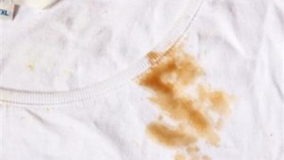 بطريقة سهلة.. تخلص من بقع الزيت على الملابس