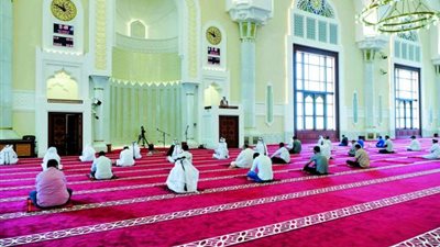 قرار خطير من السعودية بعد تفشي كورونا بين المصلين