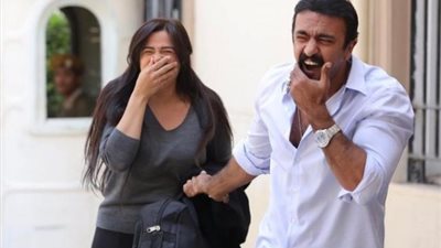 ياسمين عبد العزيز وأحمد العوضي في كواليس تصوير مسلسل ”اللي مالوش كبير”