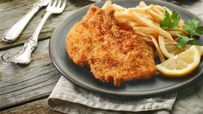 «زي المطاعم».. كيفية تحضير شرائح الدجاج المقرمش في المنزل