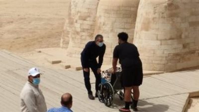 وزير الآثار يستقبل الأمريكية المصابة بالسرطان ويقرر مد إقامتها لزيارة الأقصر