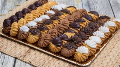 «زي المحلات».. أسهل طريقة لتحضير البيتى فور بالشيكولاته في المنزل