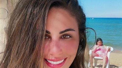 مي سليم تحتفل بعيد الفطر مع ابنتها ”لي لي” على شاطىء البحر