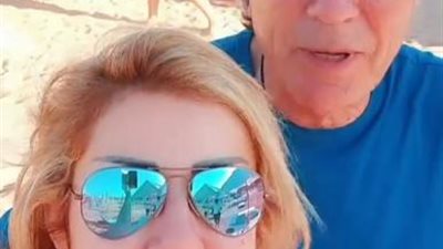 شاهد..  مصطفى فهمى يحتفل بعيد الفطر مع زوجته بشكل رومانسى