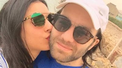 بالقبلات والأحضان.. شريف رمزي وزوجته يحتفلان بعيد زواجهما السادس