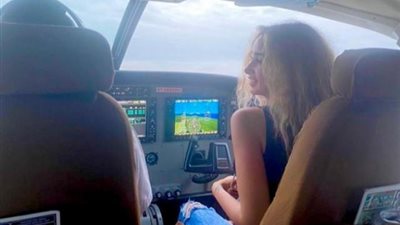 حقيقة القبض على هنا الزاهد داخل المطار بعد واقعة كابينة الطائرة