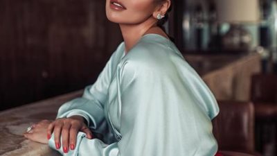 شاهد.. لقاء الخميسى تكشف عن وشم الأسد على ظهرها