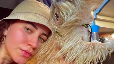 سارة الشامى بإطلالة مختلفة برفقة كلبها وتعليق: أنا وبيبى