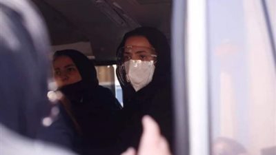 شاهد.. إيمي ودنيا سمير غانم تدخلان في نوبة بكاء شديدة أثناء تشيع جثمان والدهما