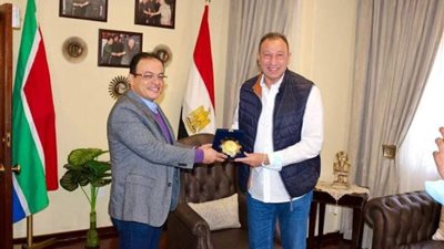 الملحق العسكري في جنوب إفريقيا يستقبل الخطيب ويهديه درع القوات المسلحة