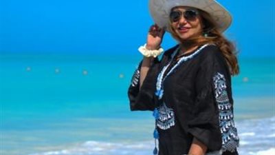 صور.. ليلى علوي بإطلالة حيوية على البحر في العلمين الجديدة