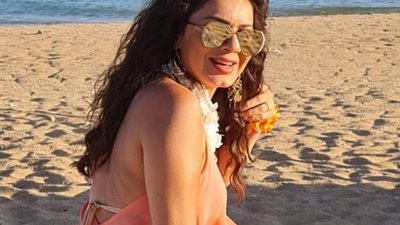 نجلاء بدر تستمع بقضاء إجازتها الصيفية على البحر