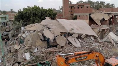 شاهد بالصور .. إزالة تعديات علي اراضي أملاك الدولة بكفر عمار بالعياط