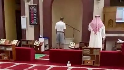 الكويت تتخذ قرارًا خطيرًا بشأن مؤذن «الشورت»