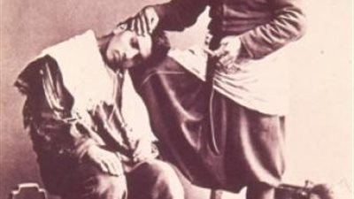 على الرُكبة.. هكذا كانت «الحلاقة» أيام زمان