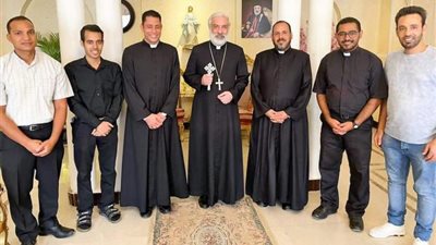 الأنبا باسيليوس يلتقي بالشمامسة الإكليريكيين بالإيبارشية