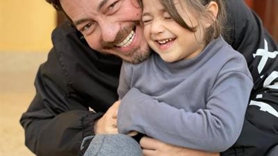 حتة من قلبى.. أحمد زاهر يحتفل بعيد ميلاد نجلته منى عبر ”انستجرام”