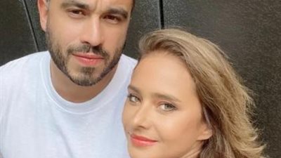 بإطلالة رومانسية.. نيللى كريم برفقة زوجها من شهر العسل