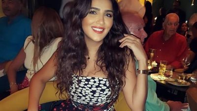 الجمال عدى الكلام.. مى عمر تجذب الأنظار بفستان مميز عبر ”انستجرام”