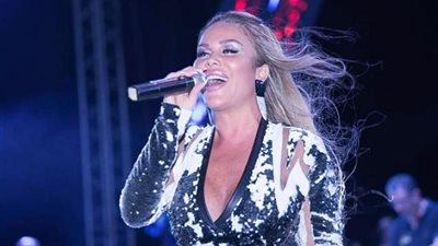 نيكول سابا تشعل حفلها الأخير بإطلالة جريئة وأغانى مختلفة