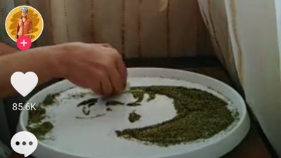 شاهد.. فنان يبدع في رسم الراحلة رجاء الجداوي بالملوخية