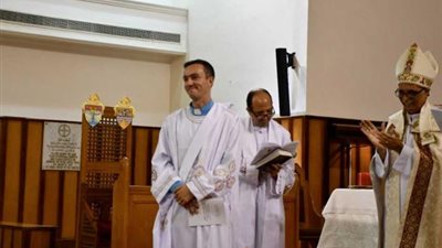 شاهد.. كواليس رسامة أول كاهن أصم للكنيسة في مصر