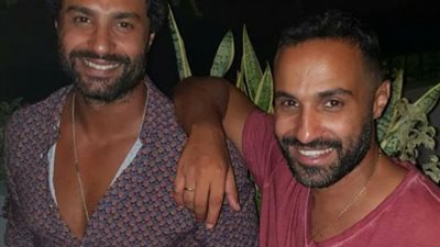 ”أتنين بس أحنا واحد”.. كريم وأحمد فهمي يخطفون الأنظار بصورة من طفولتهم