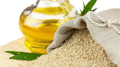 يقي من التجاعيد وينعم الشعر .. فوائد مذهلة لـ«زيت السمسم»