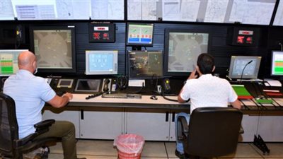 وزير الطيران يتفقد برج مراقبة مطار القاهرة