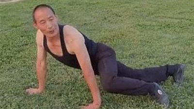 الرجل القرد.. يحافظ علي صحته بالمشي 30 عامً مثل الشمبانزي