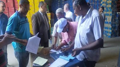 محافظ أسيوط : ضبط 3 مصانع تعبئة بدون ترخيص وسلع غير صالحة للاستهلاك