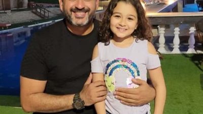 بطريقة كوميدية.. أكرم حسني يروج لأحدث أعماله الفنية