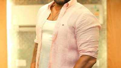 أحمد سعد يكشف عن صورة جديدة ويعلق: ”وراء الكواليس”