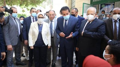 فيديو وصور ..وزيرا التعليم العالي والصحة ورئيس جامعة القاهرة يتفقدون مراكز التطعيم ضد كورونا